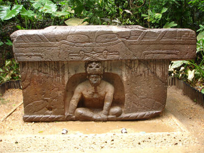 Olmec throne found at la Venta. Image via Wikimedia Commons.